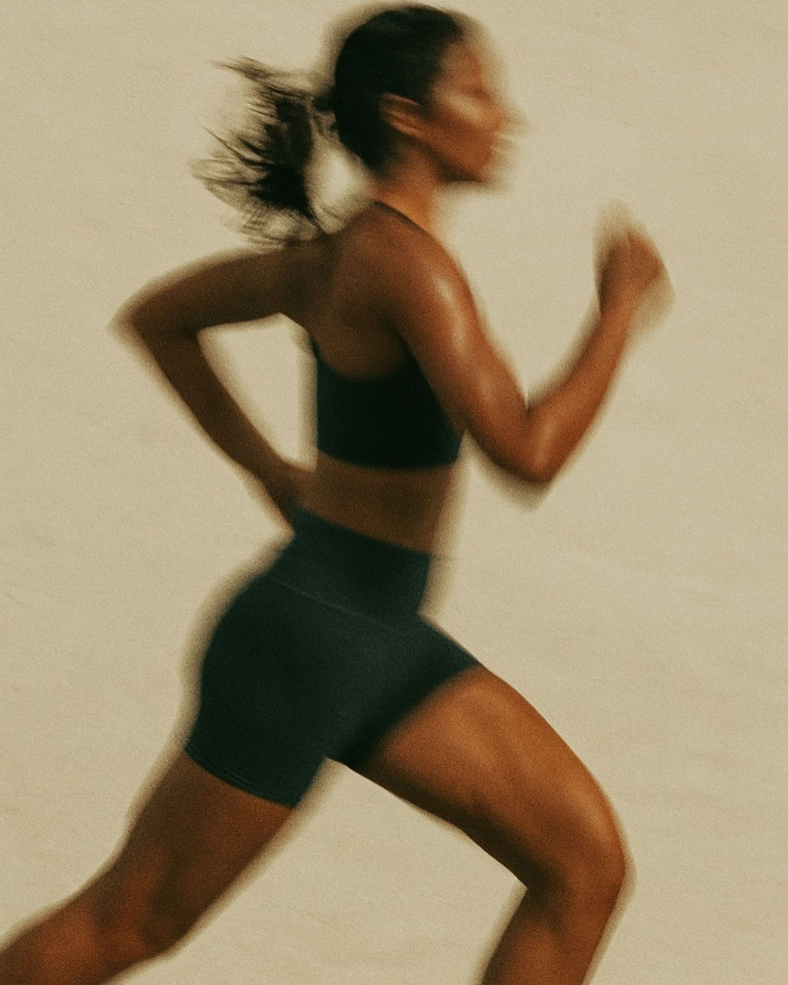 Runnerin in Bewegungsunschärfe