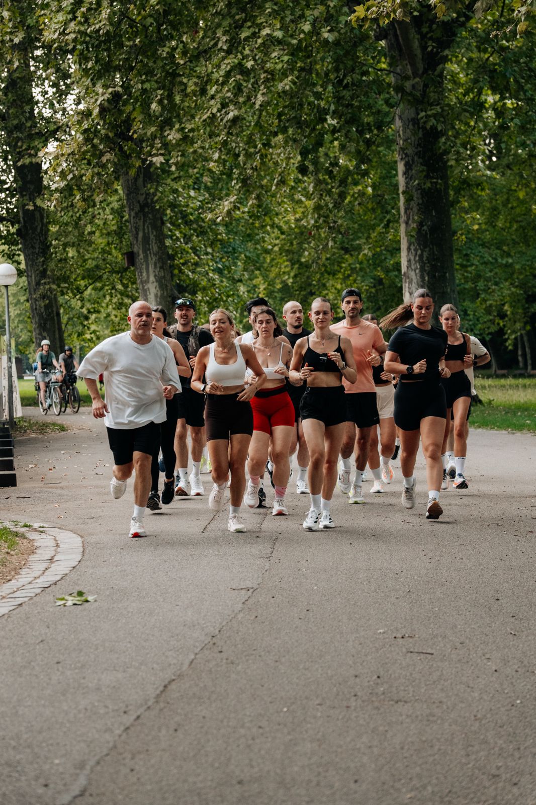 Andiamo Laufgruppe in schwarz-weißen Outfits beim Run durch den Park