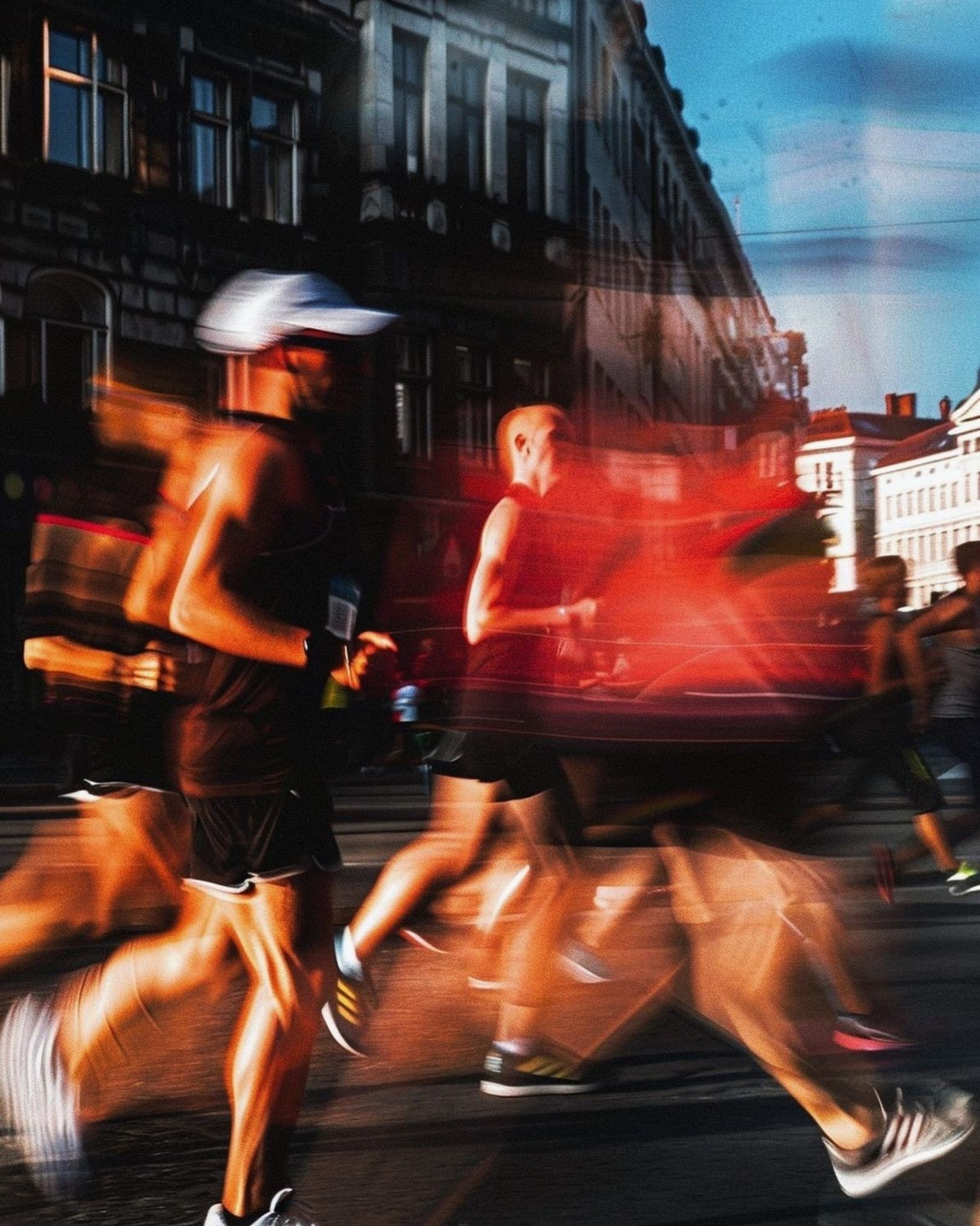Runner:innen in Bewegungsunschärfe beim Run durch die Stadt