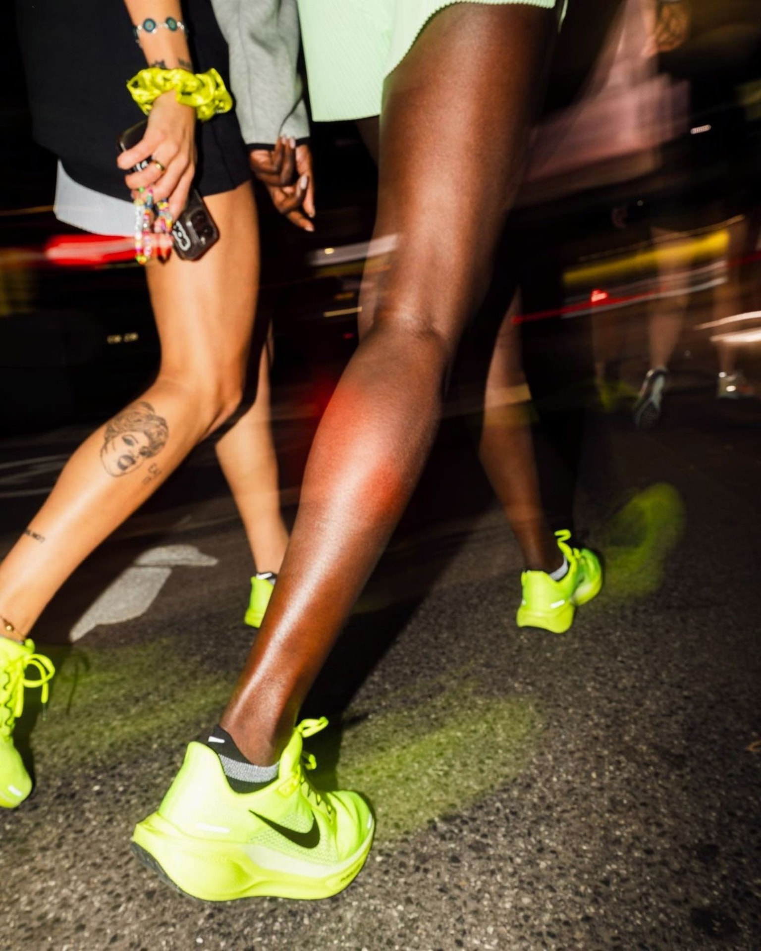 Runner:innen beim Dehnen nach dem Run