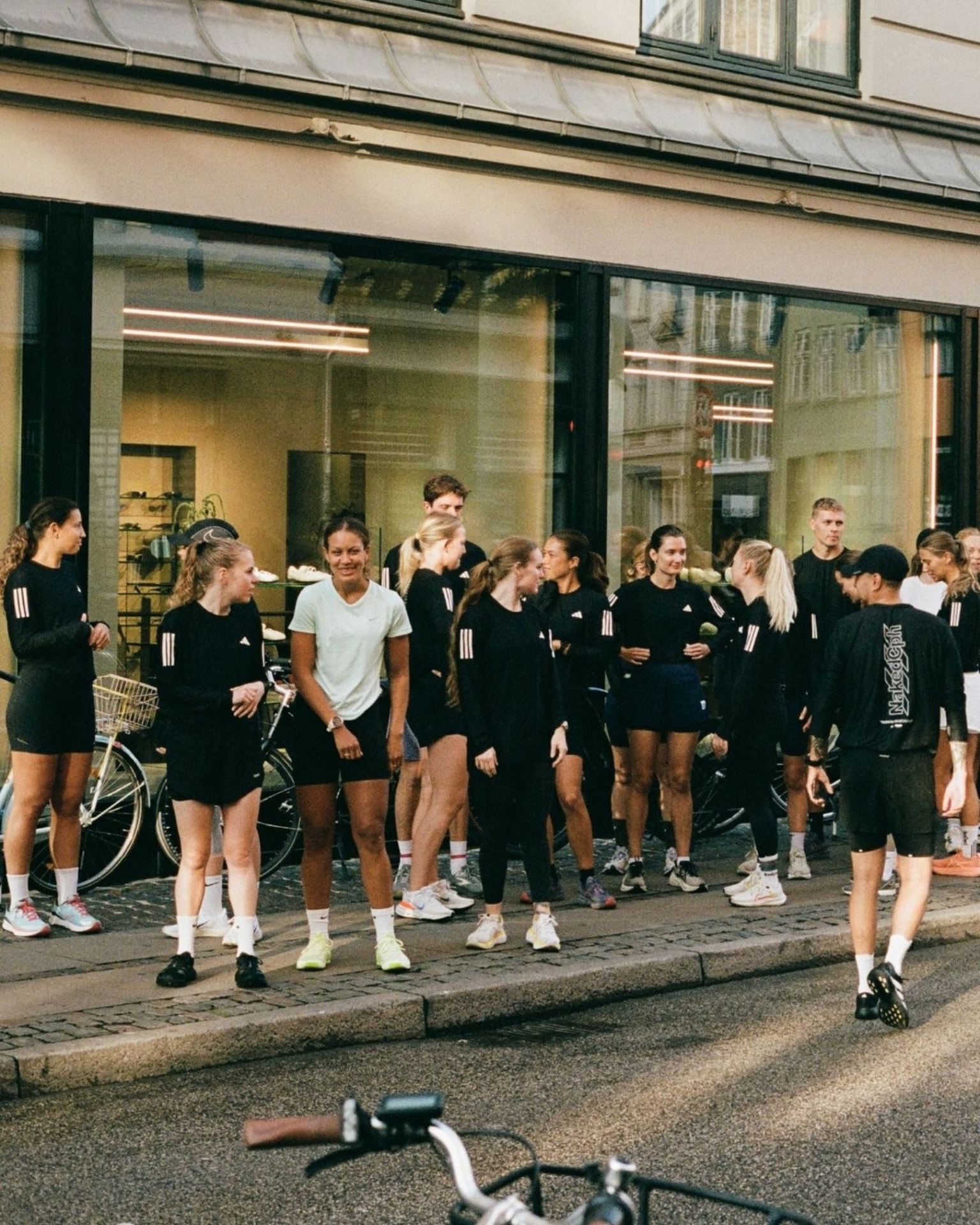 Run-Crew in schwarzen Outfits vor dem Start