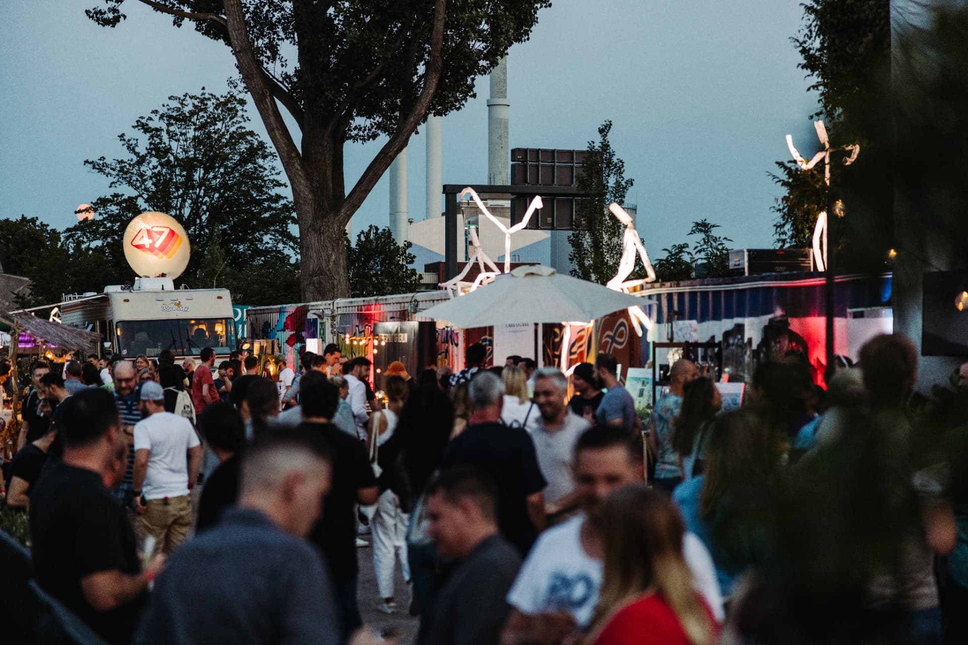Große Crowd feiert am Abend auf dem Gelände des Fridas Pier