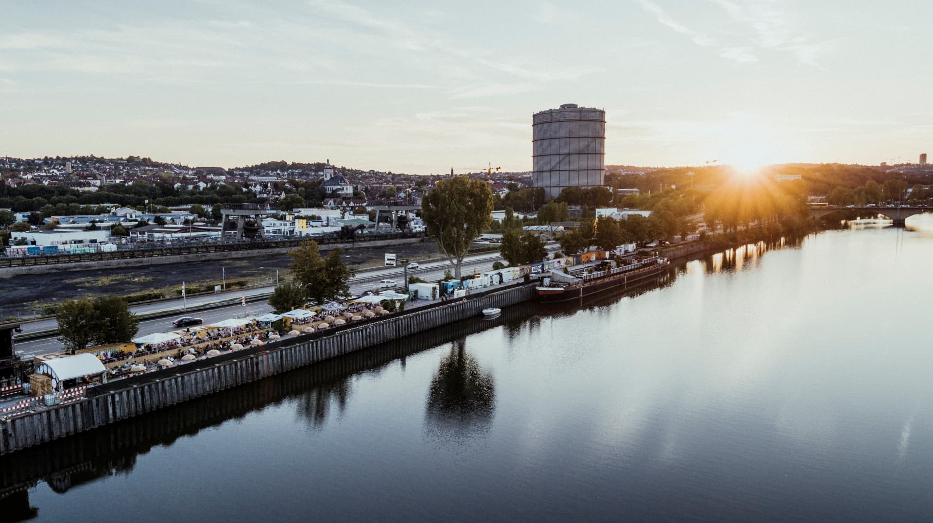 Luftaufnahme vom Neckar mit dem Gelände des Fridas Pier am Ufer