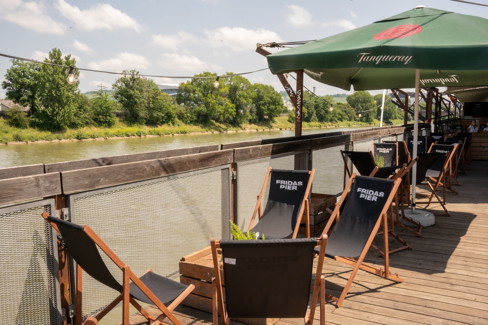 Deck des Fridas Pier mit Liegestühlen und Blick auf den Neckar