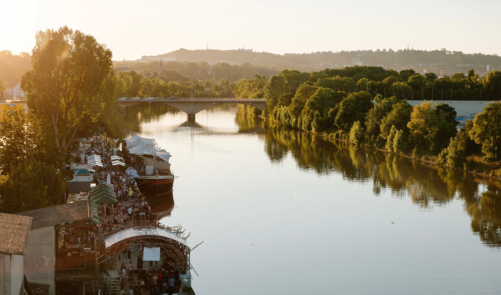 Fridas Pier und der Neckar in goldener Abendsonne aus der Luft